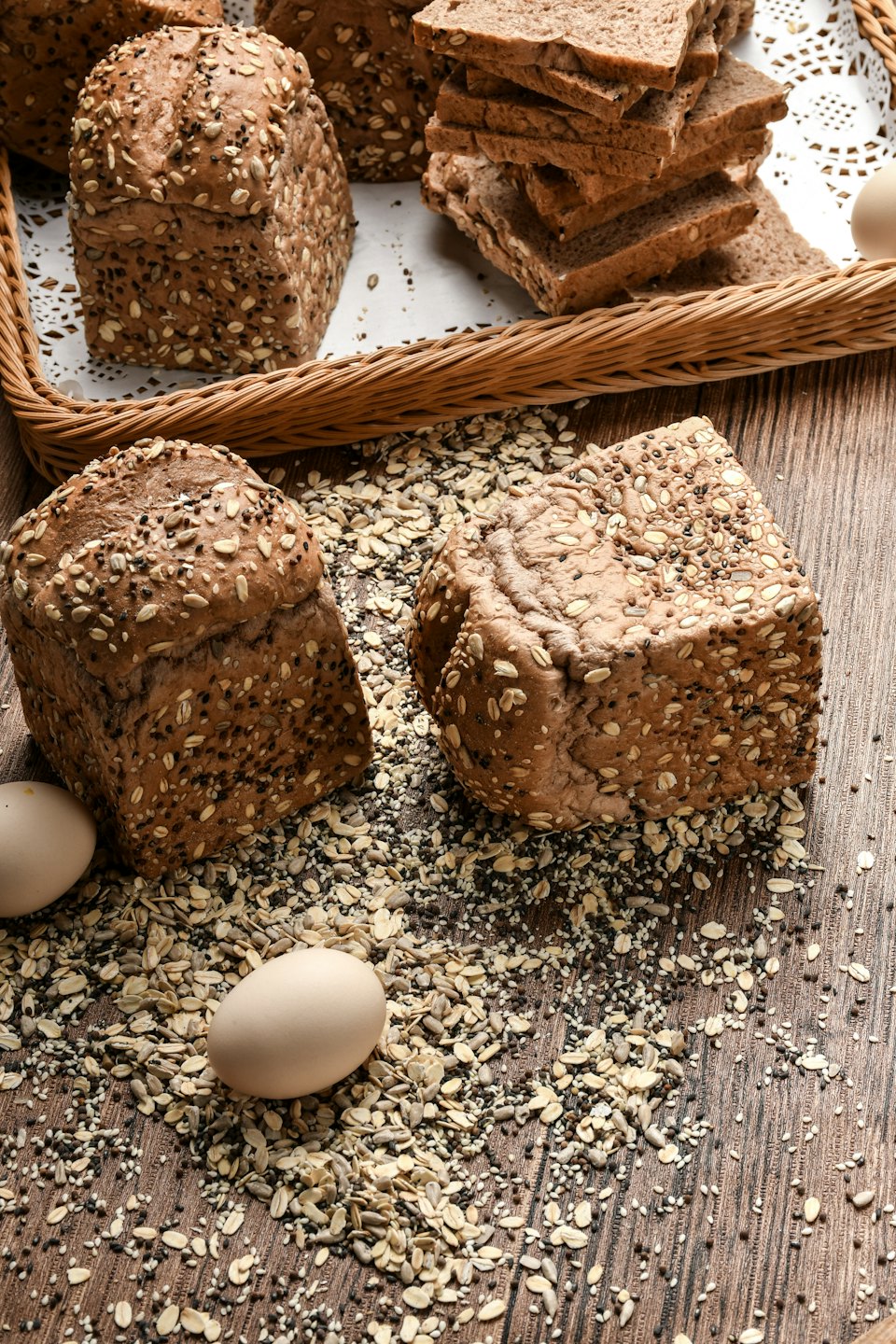 Pane integrale fresco e affettato con ingredienti crudi per la panificazione.