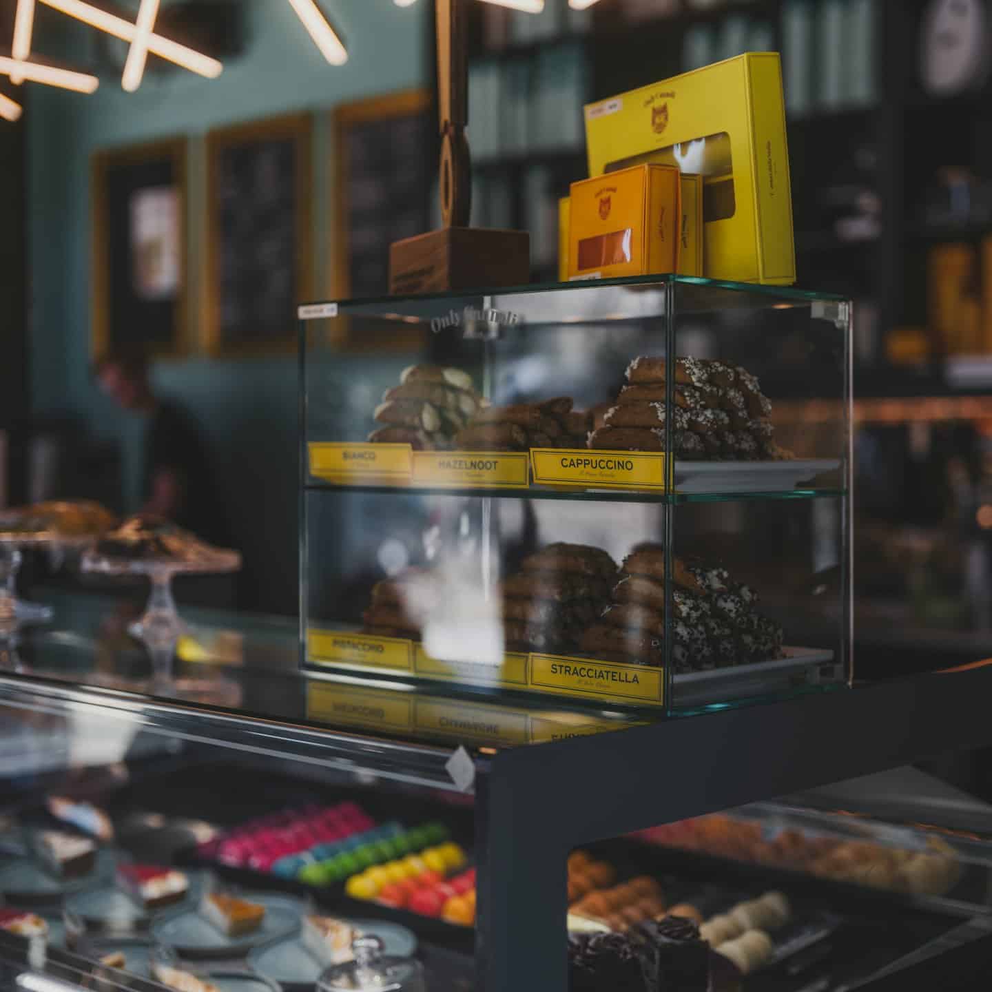 Prodotti da forno e pasticcini esposti in una vetrina di una pasticceria.