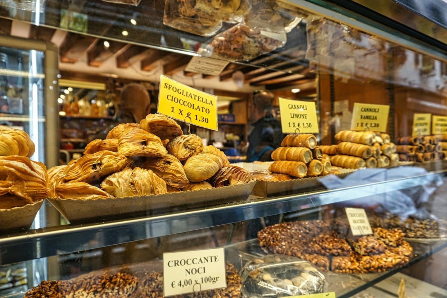 Pasticceria tradizionale italiana e prodotti da forno in esposizione in una panetteria.